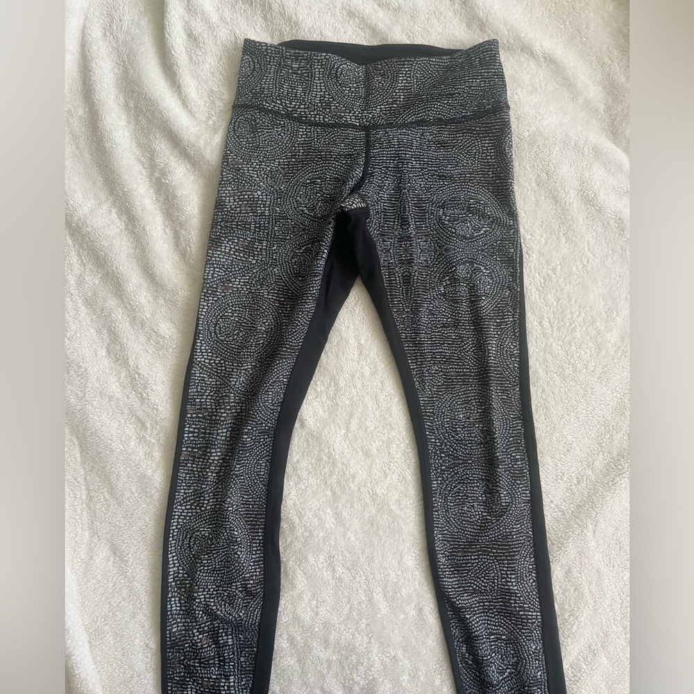Lululemon wuder under
